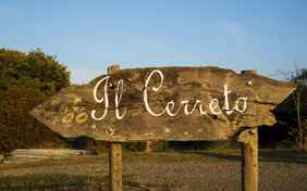 Nur ein kleines Schild weist den Weg zum versteckten Urlaubsparadies